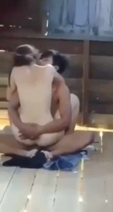 clip sex Quay lén cặp đôi làm tình trong nhà gỗ