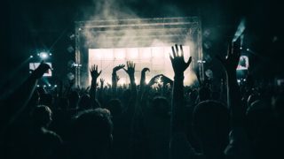 盛り上がるライブ会場