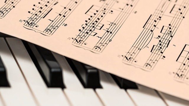 楽譜とピアノの鍵盤
