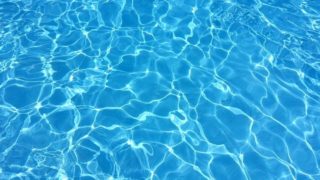 プールの水面